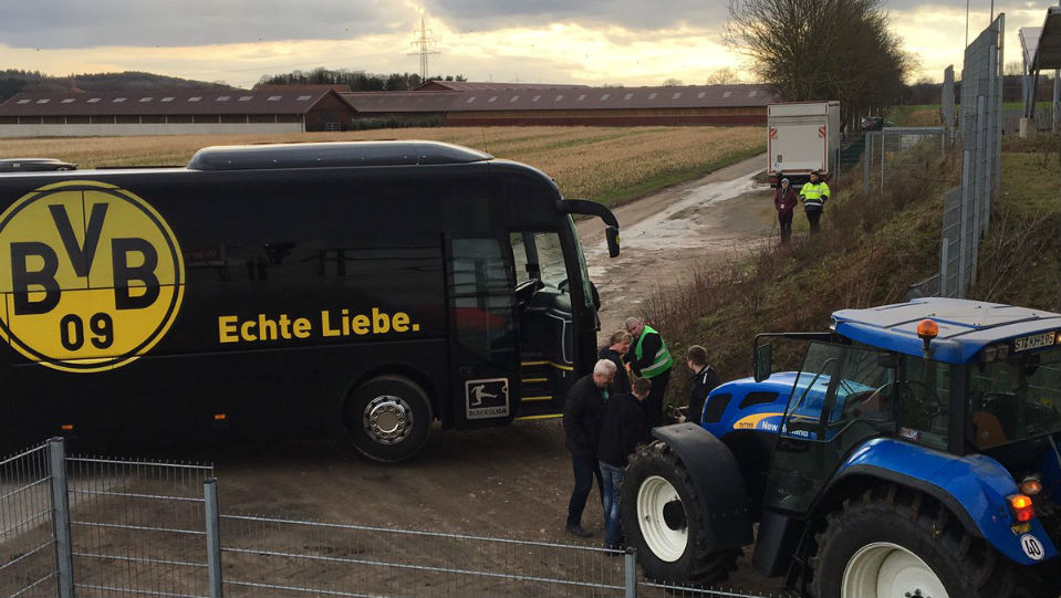 Um fazendeiro salvou o dia do Dortmund, desatolando o &ocirc;nibus do time a caminho de jogo