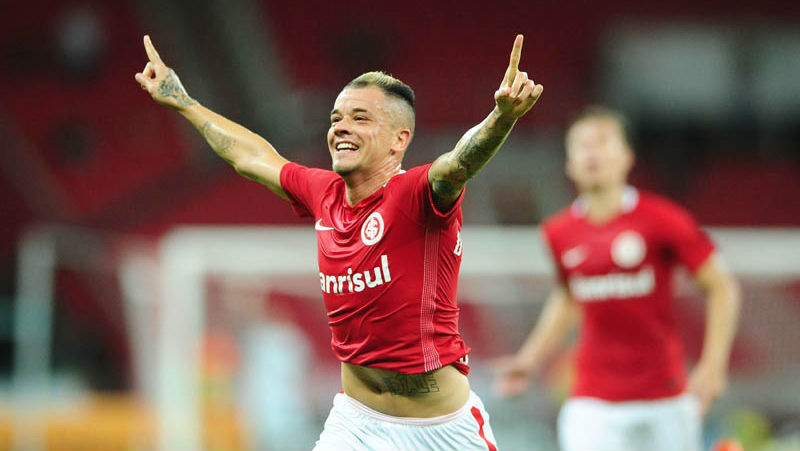 Sobrou categoria a D&rsquo;Alessandro neste gola&ccedil;o de falta pela Copa do Brasil