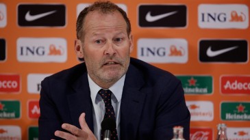 A seleção da Holanda se olha. E vê que a vida continua