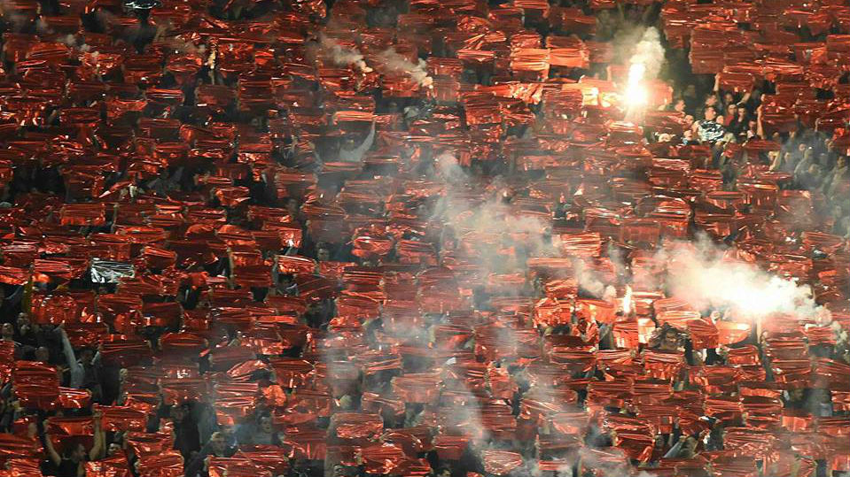 D&eacute;rbi de Belgrado teve gol irregular, empate no fim e um clima arrepiante