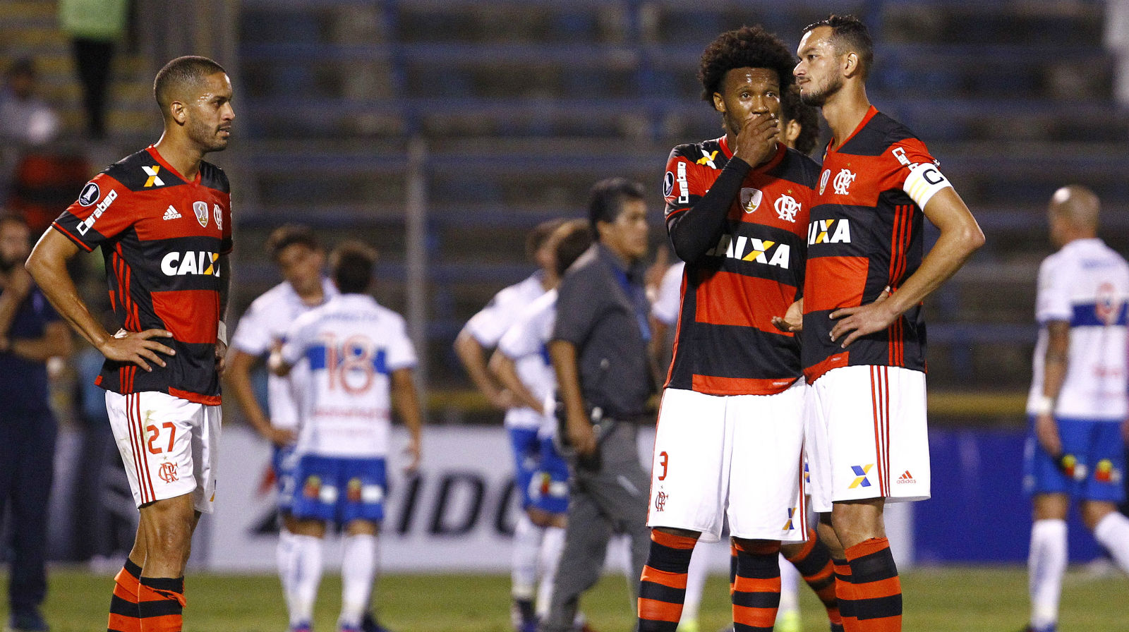 Flamengo flertou com a vit&oacute;ria v&aacute;rias vezes, mas os deslizes explicam a derrota no Chile