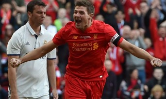 Com chapéu e tudo, Gerrard anotou um golaço no jogo entre lendas de Liverpool e Real Madrid