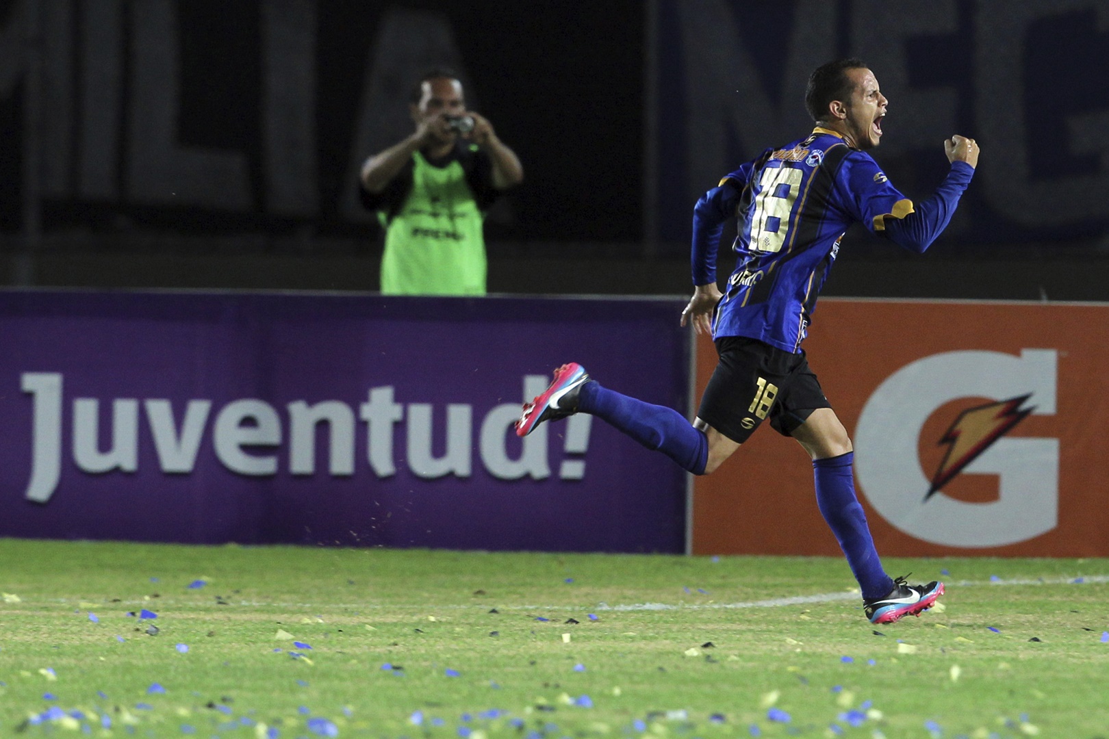 Mineros de Guayana FC v Caracas FC - Torneo Clausura 2013