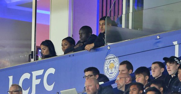 Uma das imagens mais legais da vit&oacute;ria do Leicester foi o sorriso de Kant&eacute; nas arquibancadas
