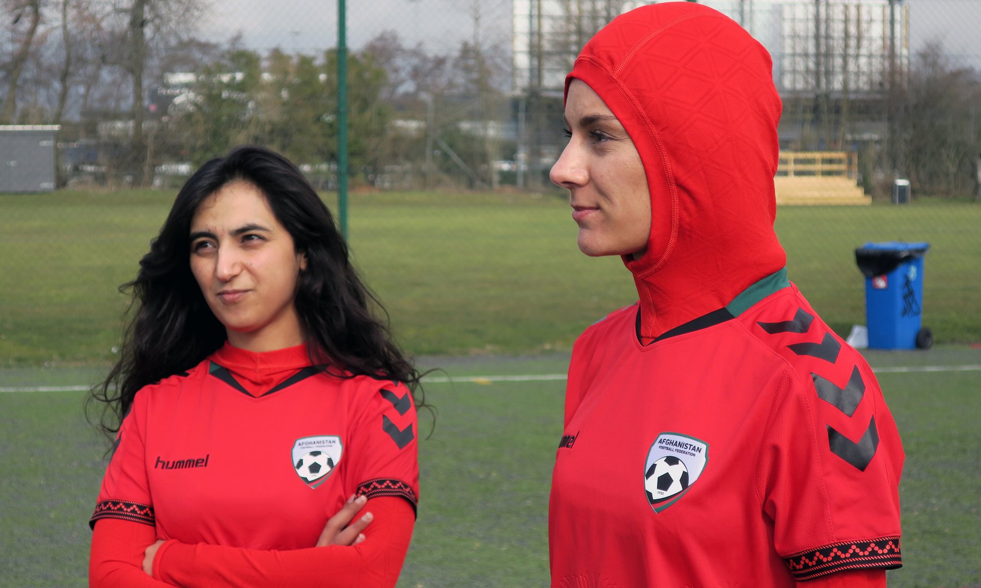 Khalida ao lado de Shabnam Mabarz, jogadora da sele&ccedil;&atilde;o afeg&atilde; feminina que opta pelo uso do hijab (Foto: Jan M. Olsen/AP)