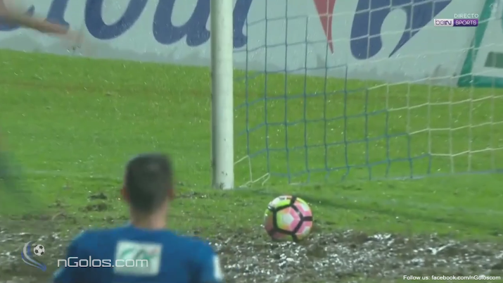 A lama foi o melhor defensor do Niortais e evitou este gol de Lucas pelo PSG