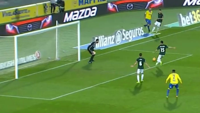 O Las Palmas voltou a vencer com a ajuda de um gol contra constrangedor