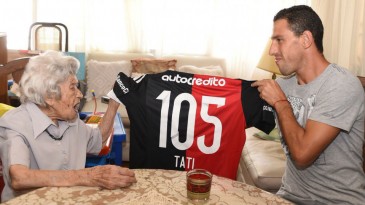 Maxi Rodríguez fez a alegria de uma torcedora do Newell’s em seu aniversário de 105 anos