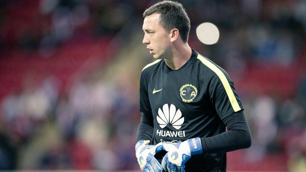 Protesto raiz: Torcida do Santos Laguna joga dinheiro falso em goleiro &ldquo;mesquinho e vendido&rdquo;