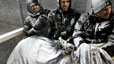 Se um jogo na Islândia teve que ser interrompido por causa da neve, é porque nevou muito