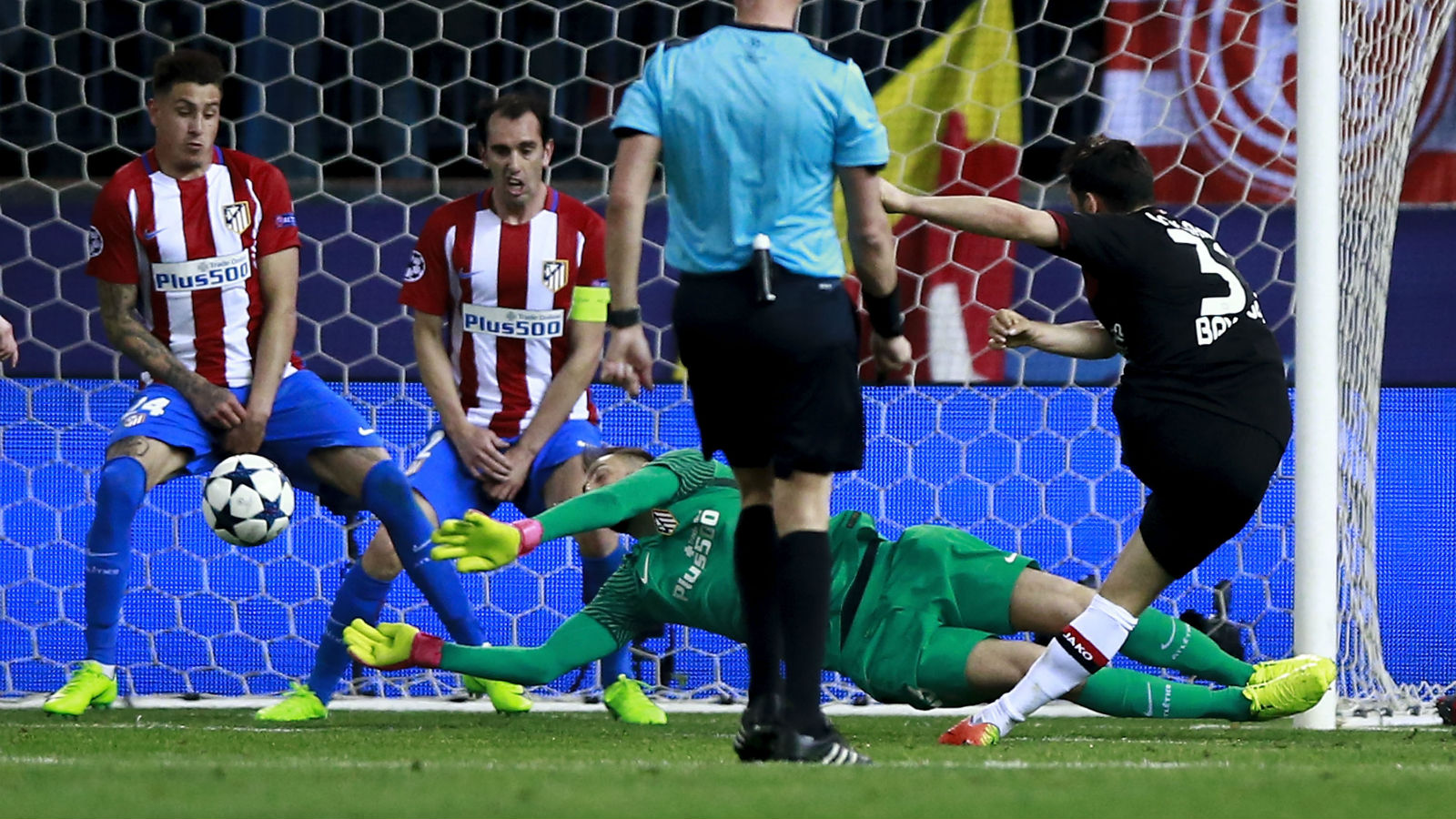 A sequ&ecirc;ncia de defesas de Oblak se grava como uma das mais fant&aacute;sticas j&aacute; vistas na Champions
