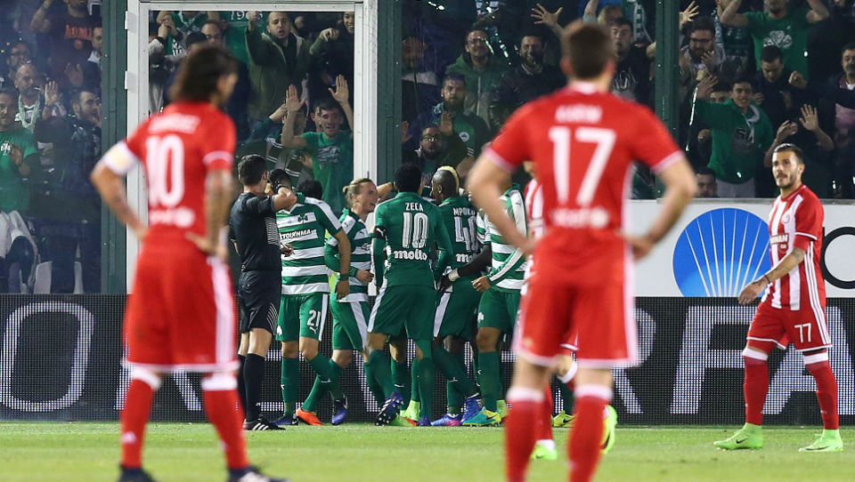 &Agrave; beira do heptacampeonato grego, o Olympiacos est&aacute; conseguindo viver uma crise brava