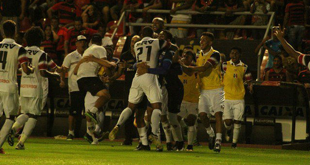 Este gola&ccedil;o de falta valeu o empate do Santa Cruz no cl&aacute;ssico contra o Sport
