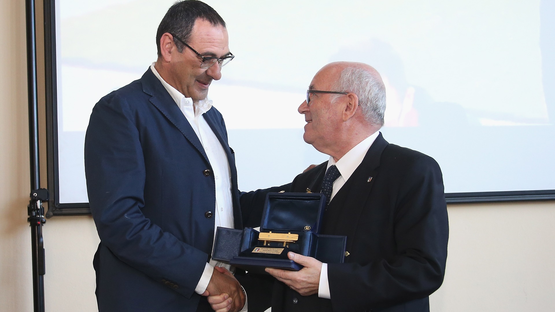 Sarri, eleito t&eacute;cnico do ano na It&aacute;lia: &ldquo;Pelo menos uma vez fiquei &agrave; frente de Allegri&rdquo;