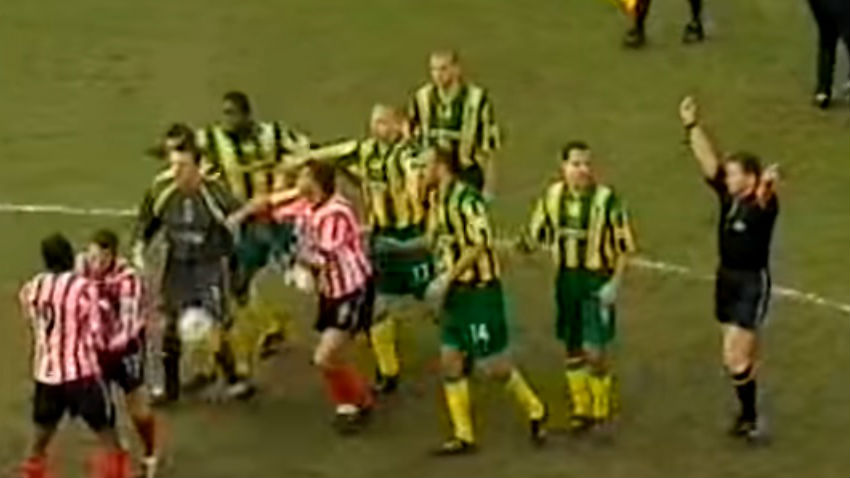 Batalha de Bramall Lane: Sheffield ficou com seis em campo e jogo foi encerrado antes do fim