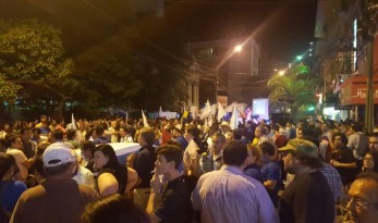 Protesto político no Paraguai conta com telão para ninguém perder jogo das Eliminatórias