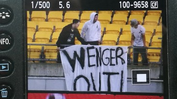 O apelo pela saída de Wenger cruzou o oceano e foi parar no jogo entre Nova Zelândia e Fiji