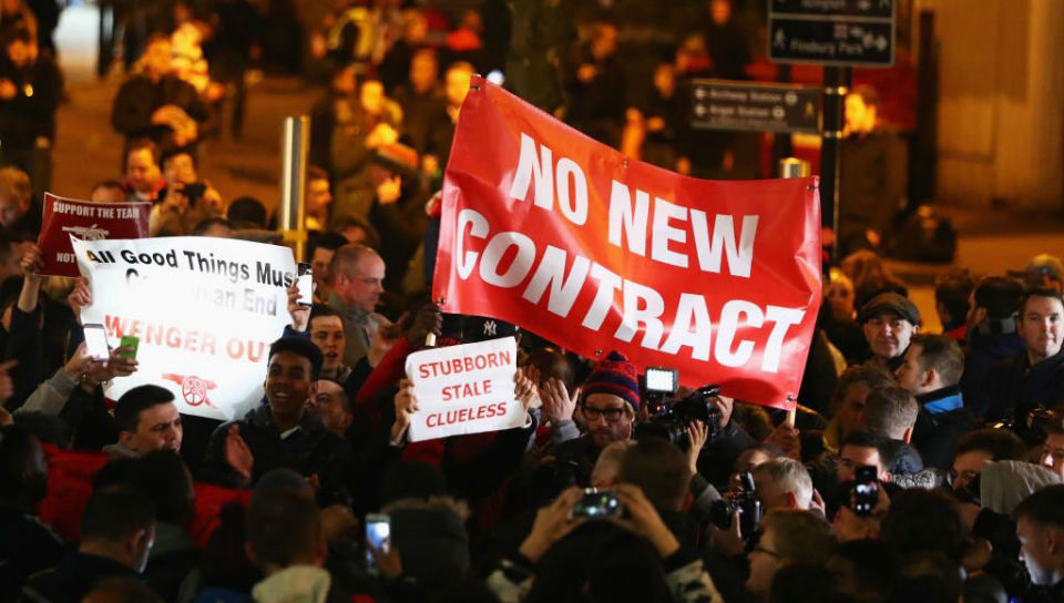 &ldquo;Wenger, voc&ecirc; est&aacute; matando nosso clube&rdquo;: Os protestos da torcida antes mesmo da goleada