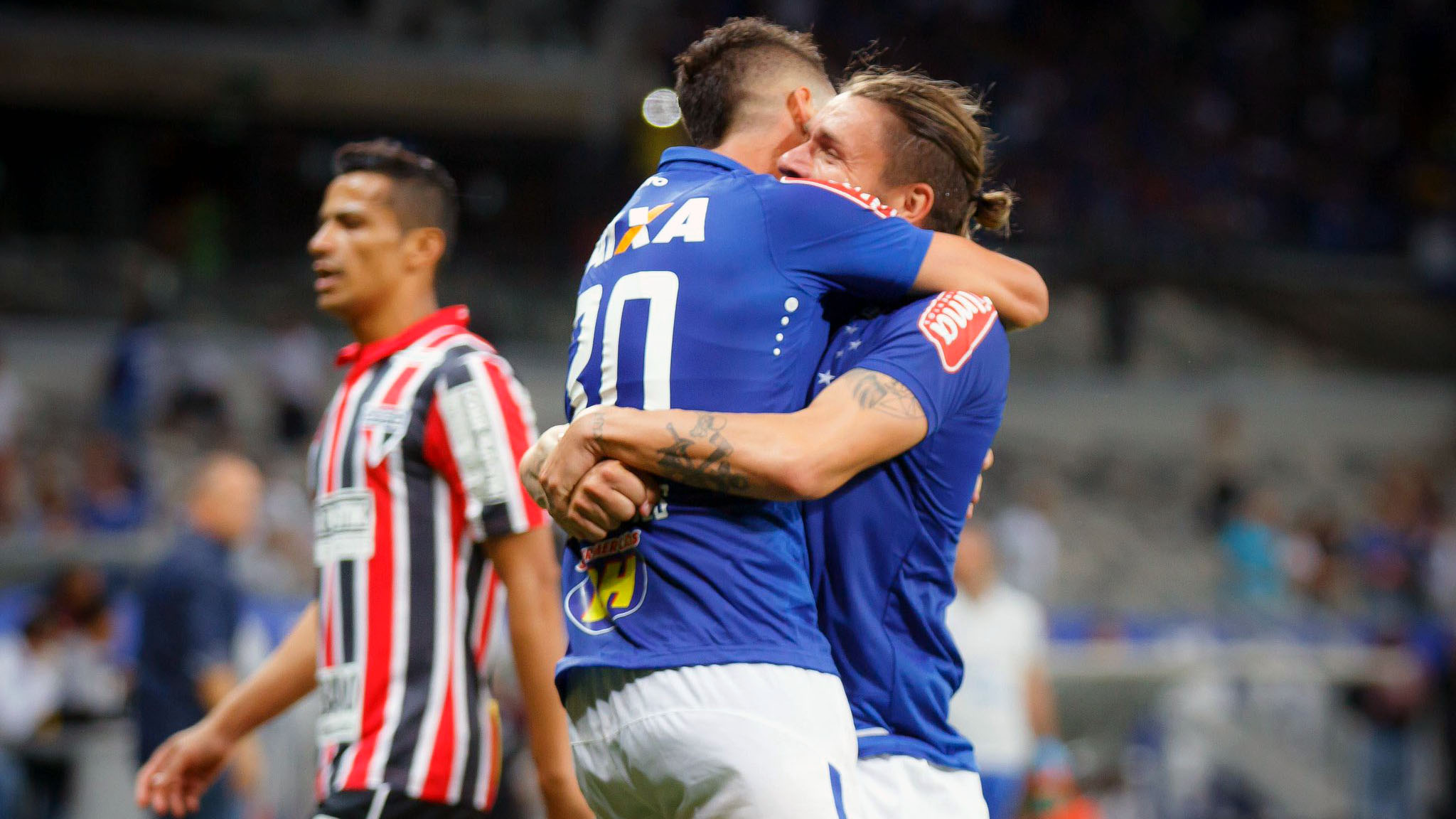 Cruzeiro correu mais riscos do que devia, mas ficou com a vaga e deixou S&atilde;o Paulo no quase