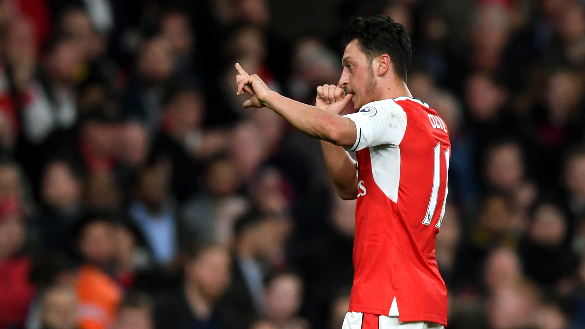 &Ouml;zil parece que quer continuar no Arsenal s&oacute; se Wenger tamb&eacute;m ficar