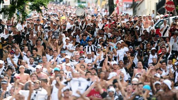 Que times demoraram mais tempo para comemorar seu primeiro grande título?