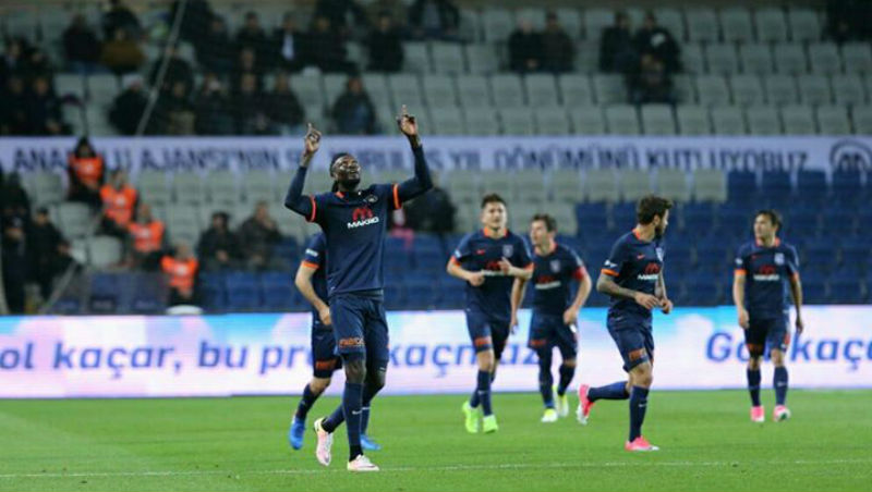 Adebayor voltou a marcar uma tripleta ap&oacute;s seis anos e destro&ccedil;ou o Galatasaray