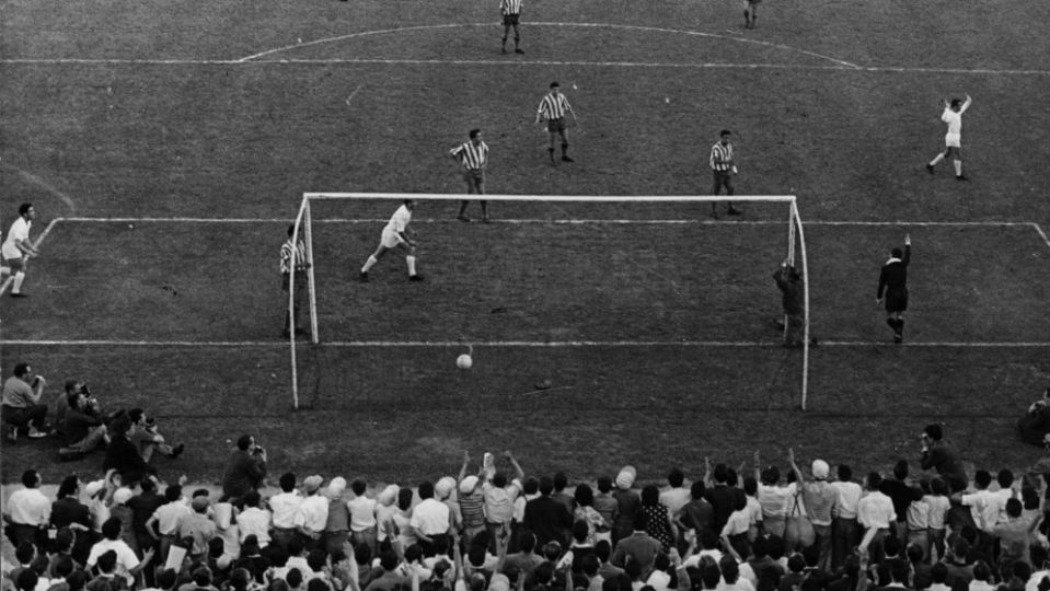 O clima no D&eacute;rbi de Madri em dois jogos que valeram ta&ccedil;a: ao Real, em 63, e ao Atleti, em 77