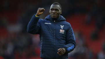 A falta magistral de Coutinho adiantou pouco diante da fome de gols de Benteke em Anfield