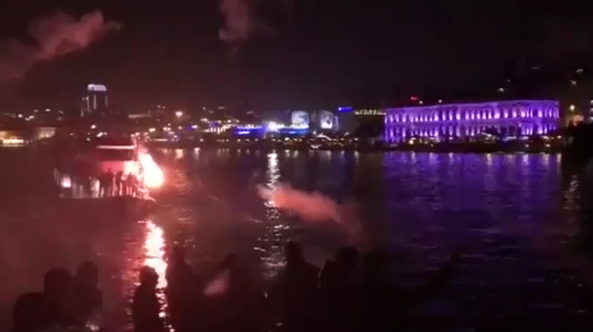 Torcida do Besiktas foi de barco atrapalhar o sono dos jogadores do Lyon no hotel