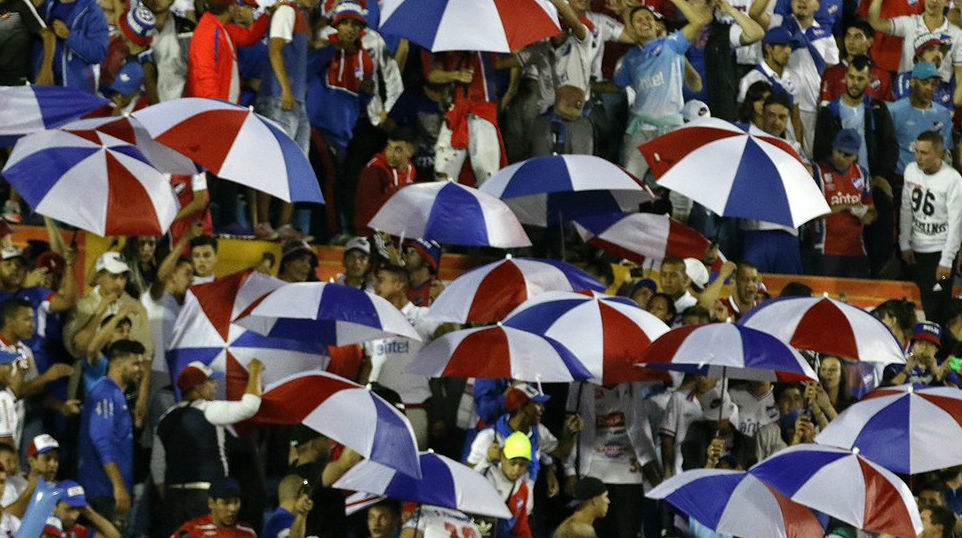 O Centen&aacute;rio tremeu com a vibra&ccedil;&atilde;o das torcidas no ag&ocirc;nico empate entre Nacional e Pe&ntilde;arol