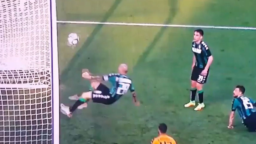 Cannavaro cortou uma bola em cima da linha que voc&ecirc; precisa ver v&aacute;rias vezes para acreditar
