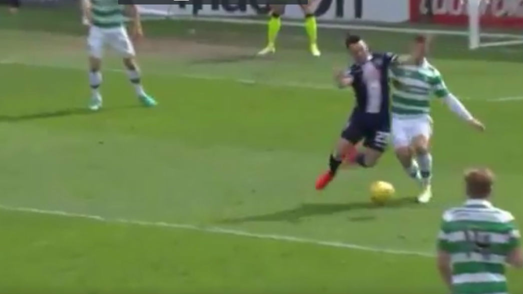O juiz&atilde;o caiu nesta simula&ccedil;&atilde;o descarada do jogador do Ross County contra o Celtic