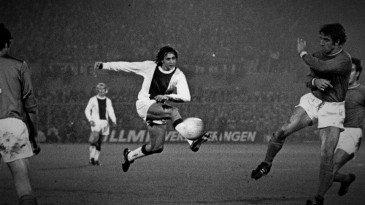 Para se deleitar: no dia do nascimento de Cruyff, 14 golaços do eterno camisa 14