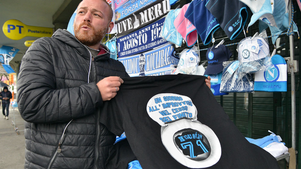 Higua&iacute;n, camisa 71, no fundo de uma privada, com a mensagem, em tradu&ccedil;&atilde;o livre, "um dia, de repente, voc&ecirc; acaba indo parar no banheiro" (Foto: Getty Images)