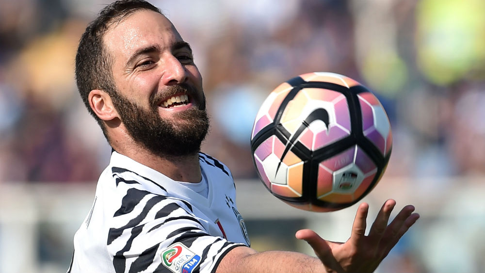 Mais dois gols de Higua&iacute;n e trope&ccedil;o da Roma aproximam a Juventus do t&iacute;tulo