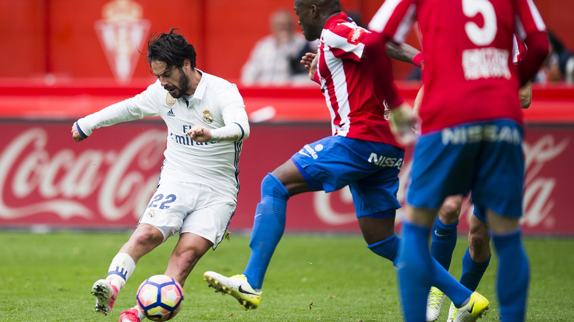 Com n&uacute;meros fant&aacute;sticos e dois gols sobre o Gij&oacute;n, Isco protegeu a lideran&ccedil;a do Real