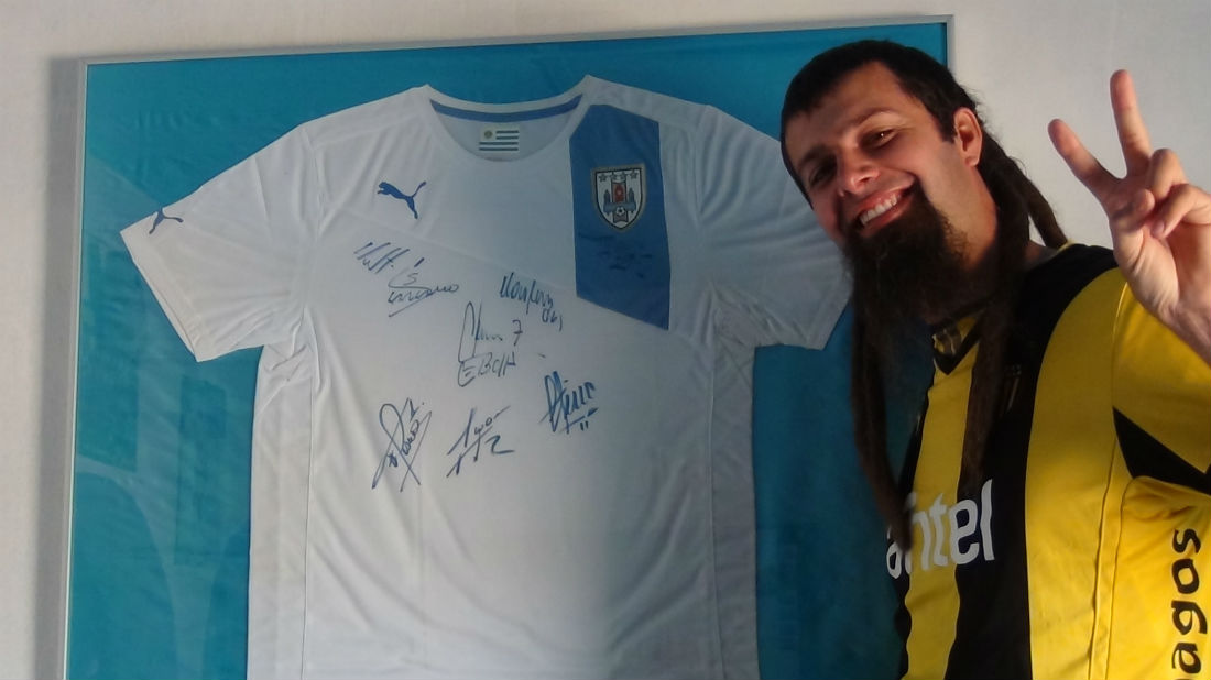 Jorge Sosa, torcedor do Pe&ntilde;arol, com a camisa assinada por jogadores da sele&ccedil;&atilde;o uruguaia (Foto: Gabriela Chabatura/Trivela)