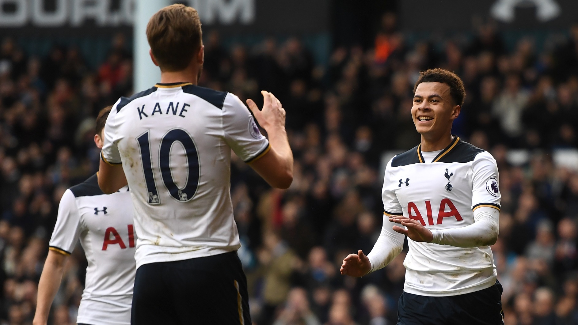 Chelsea e Tottenham dominam a sele&ccedil;&atilde;o da Premier League eleita por jogadores