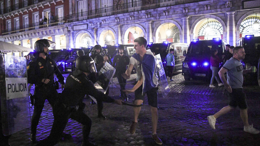 Pra&ccedil;a de Madri virou palco de guerra entre pol&iacute;cia e torcedores do Leicester