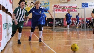 Na Lituânia, vovós estão mostrando que futebol não tem gênero e muito menos idade