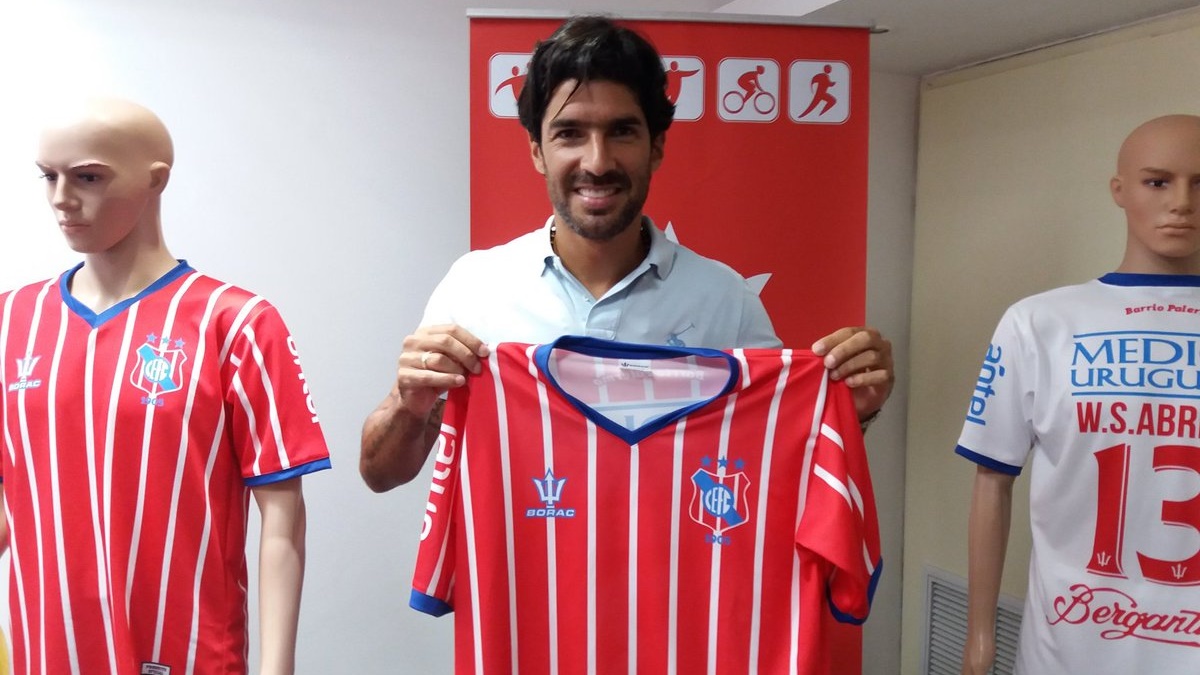 Loco Abreu adiciona mais um clube &agrave; sua carreira de andarilho e v&ecirc; recorde se aproximando