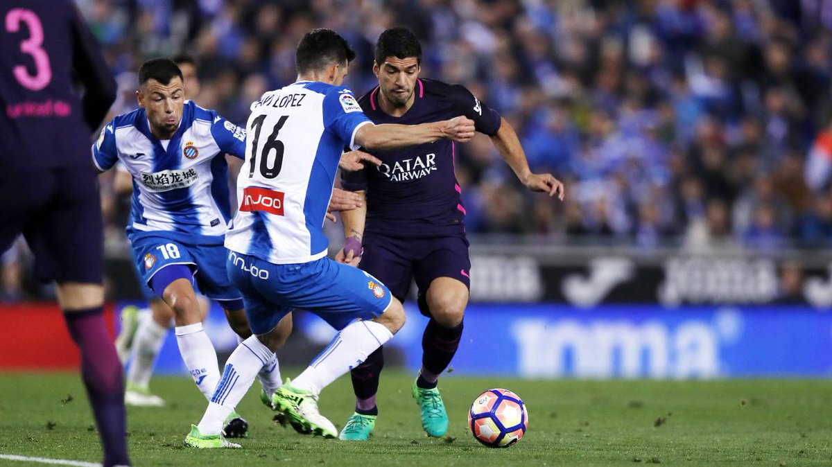 Luis Su&aacute;rez ganhou dois gols de presente para decidir do d&eacute;rbi contra o Espanyol