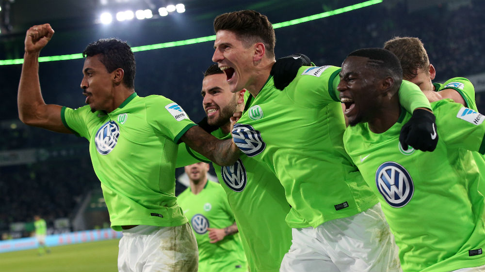 Tripleta em oito minutos de Mario G&oacute;mez recoloca o Wolfsburg em jogo maluco