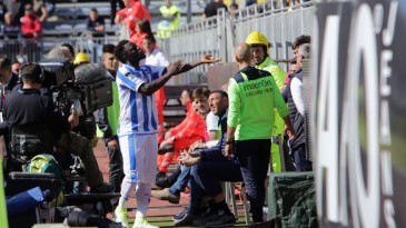 Vítima de insultos racistas, Muntari deixa o campo após árbitro se recusar a parar o jogo