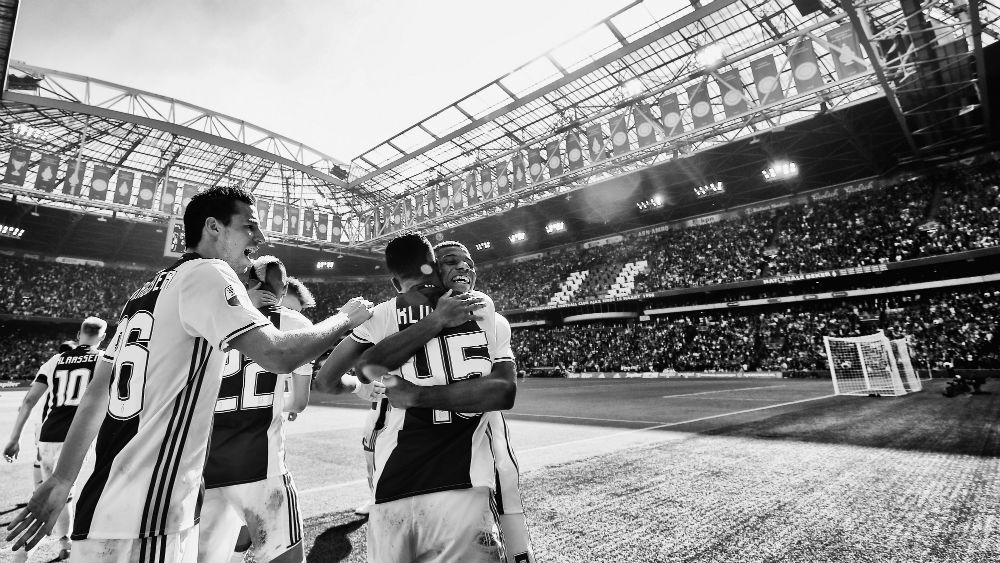 Kluivert e David Neres comandam vit&oacute;ria do Ajax que acirra disputa pelo t&iacute;tulo