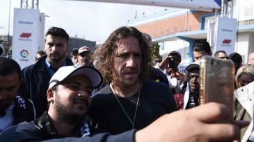 Puyol assistiu à vitória do Barça sobre o Real ao lado de refugiados sírios na Grécia