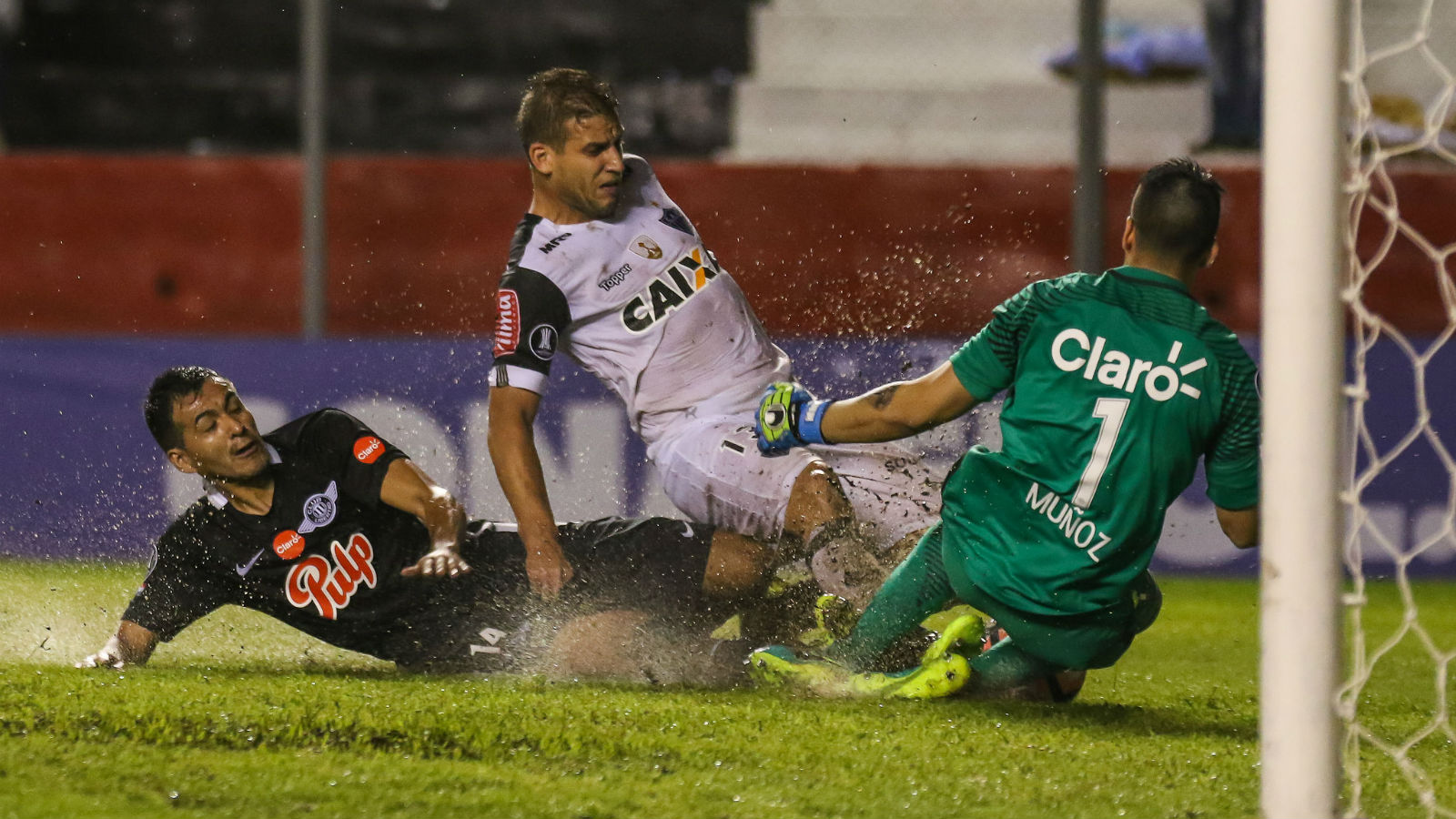 Em duelos dif&iacute;ceis na Libertadores, Santos arranca valioso empate, enquanto Galo derrapa