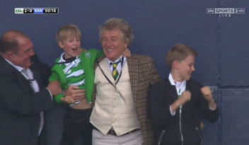 Old Firm teve show nas arquibancadas, Rod Stewart eufórico e nova vitória do Celtic