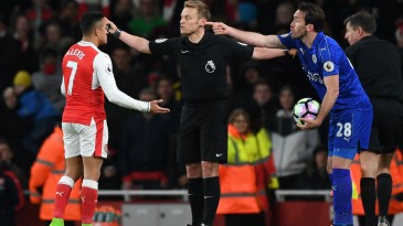 Tem simulação ridícula na Europa também, cortesia de Alexis Sánchez