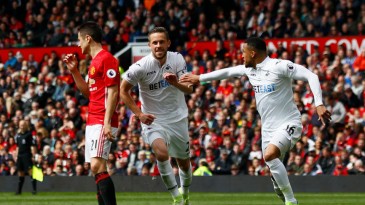 A cobrança de falta perfeita de Sigurdsson frustrou o United com mais um empate